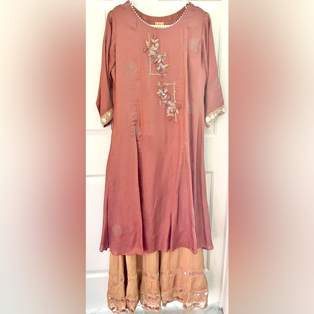 One piece long gown w/thread and zari work